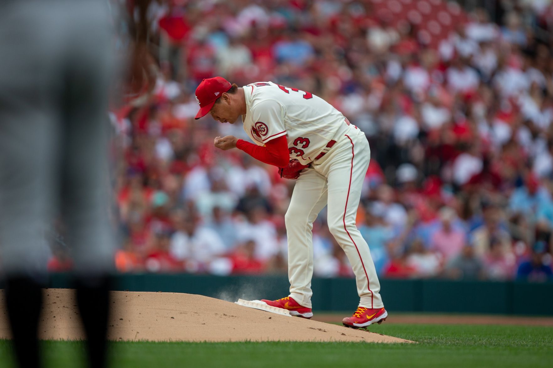 Cardinals try to even up series against Giants
